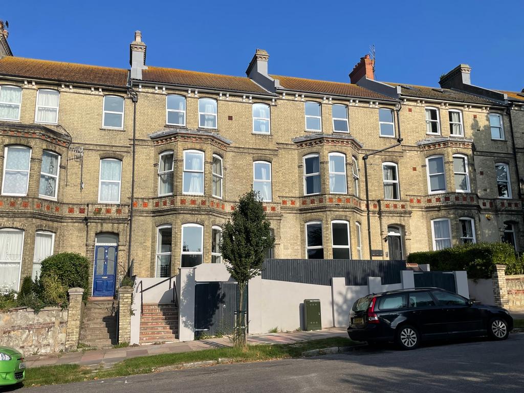Enys Road, Upperton Eastbourne BN21 2 bed flat £1,300 pcm (£300 pw)