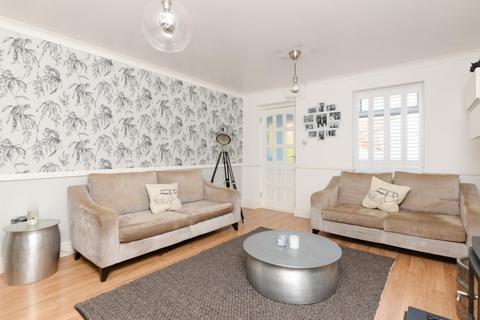 2 bedroom semi-detached house to rent - Farnborough Close, Maidstone