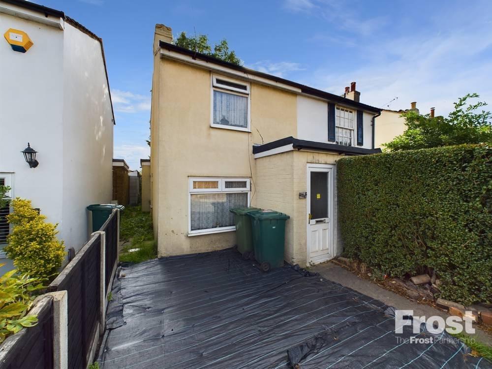 Charlton Road, Shepperton, Surrey, TW17 2 bed semidetached house for