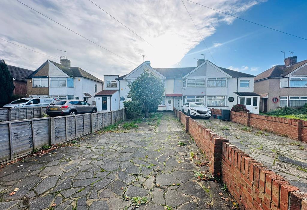 Uxbridge Road, Feltham, Middlesex, TW13 2 bed terraced house £1,750 pcm (£404 pw)