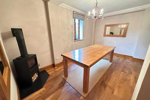 4 bedroom house to rent, Leighton Street, Woburn MK17