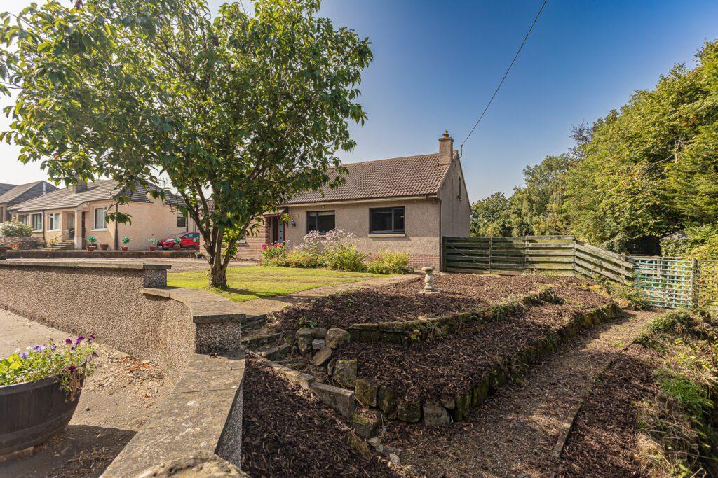 Ard Peaton, Carriden Brae, Bo’ness, EH51 4 bed detached bungalow £380,000