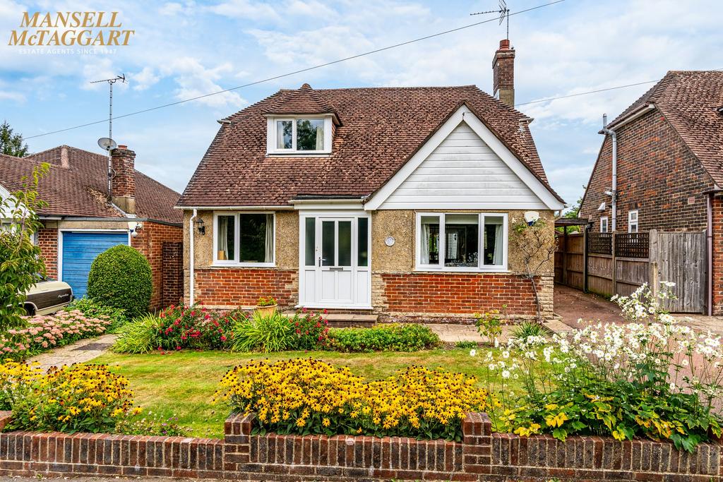Adastra Avenue, Hassocks, BN6 4 bed chalet £750,000