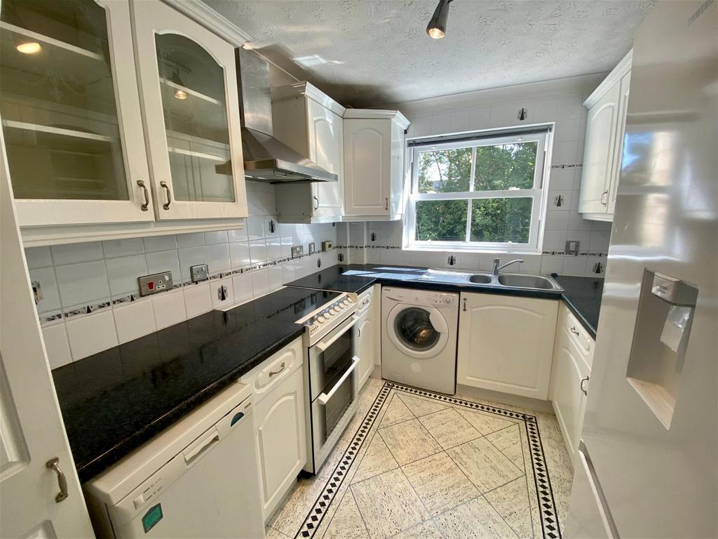 Boston Spa, Riverdale Gardens, LS23 2 bed apartment £275,000