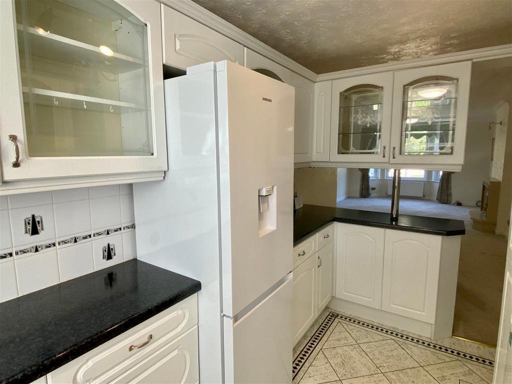 Boston Spa, Riverdale Gardens, LS23 2 bed apartment £275,000