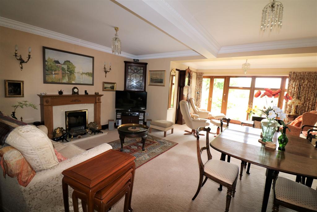 Lounge/Dining Room
