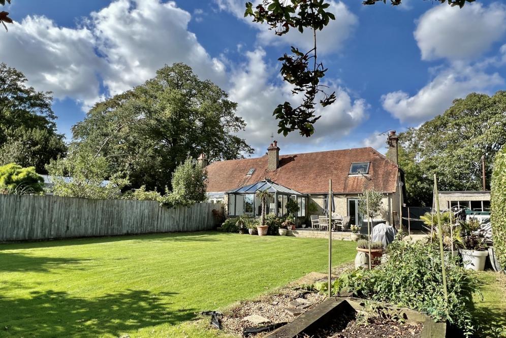 Fryern Court Road, Fordingbridge, SP6 1ND 3 bed chalet £588,000