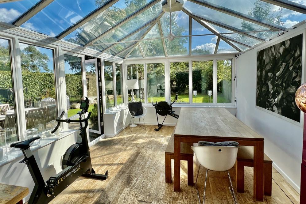 Fryern Court Road, Fordingbridge, SP6 1ND 3 bed chalet £588,000