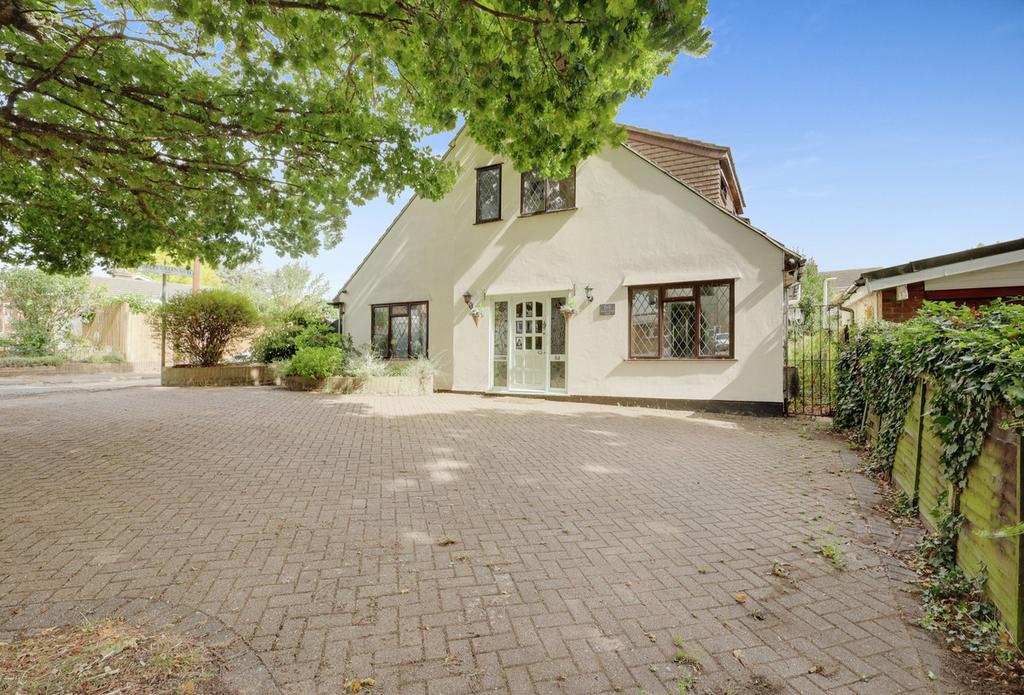 Nobles Green Road, Leighonsea, SS9 4 bed detached house for sale £