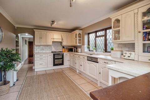 4 bedroom detached house for sale - Nobles Green Road, Leigh-on-sea, SS9