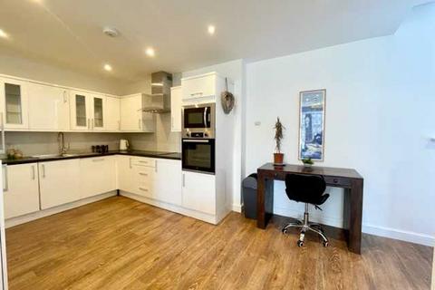 3 bedroom apartment to rent, Richmond Place, Brighton