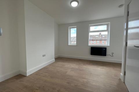Flat share to rent, Ensuite Bedsit, Including Water & Council Tax in Neasden Lane , NW10