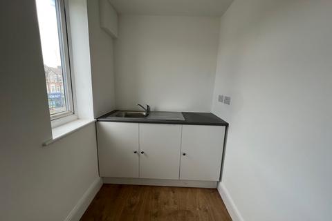 Flat share to rent, Ensuite Bedsit, Including Water & Council Tax in Neasden Lane , NW10