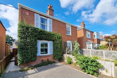 Broad Reach, 16 Broad Lane, Lymington, SO41 3QP