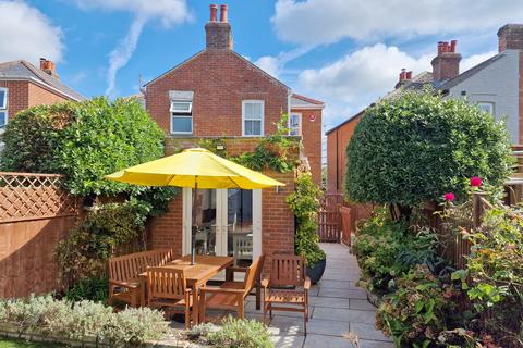 Broad Reach, 16 Broad Lane, Lymington, SO41 3QP