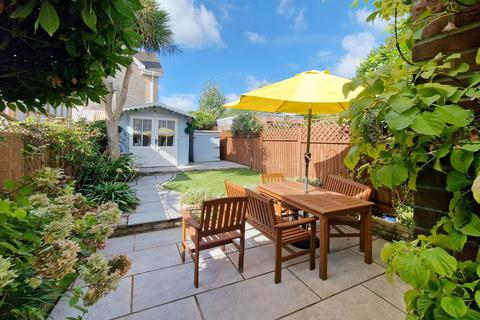 Broad Reach, 16 Broad Lane, Lymington, SO41 3QP