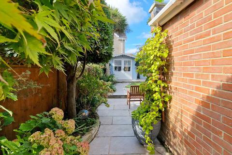 Broad Reach, 16 Broad Lane, Lymington, SO41 3QP
