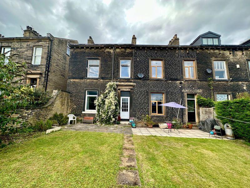 Savile Park Road, Savile Park, Halifax 4 bed end of terrace house for