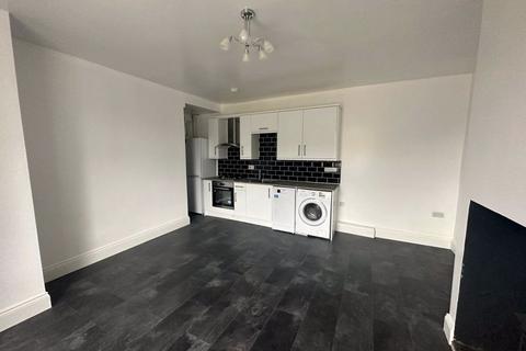 3 bedroom terraced house to rent, New Hey Road, Huddersfield