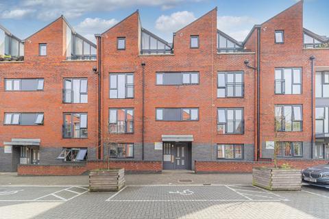 28 Leverton Close, London, N22 7BT