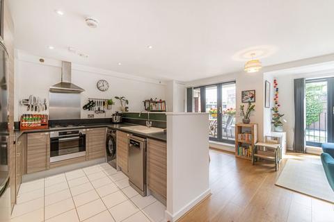 28 Leverton Close, London, N22 7BT