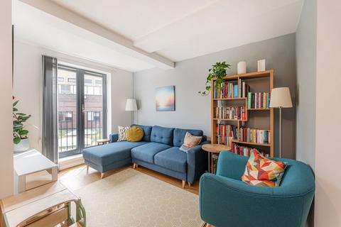 28 Leverton Close, London, N22 7BT