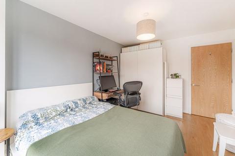 28 Leverton Close, London, N22 7BT