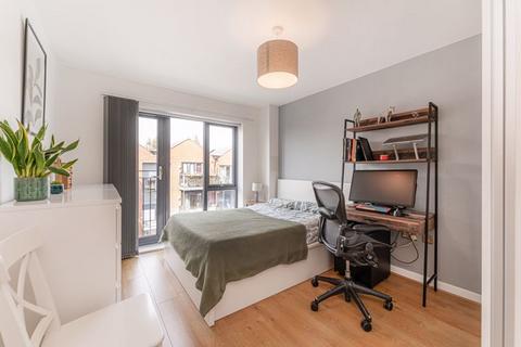 28 Leverton Close, London, N22 7BT