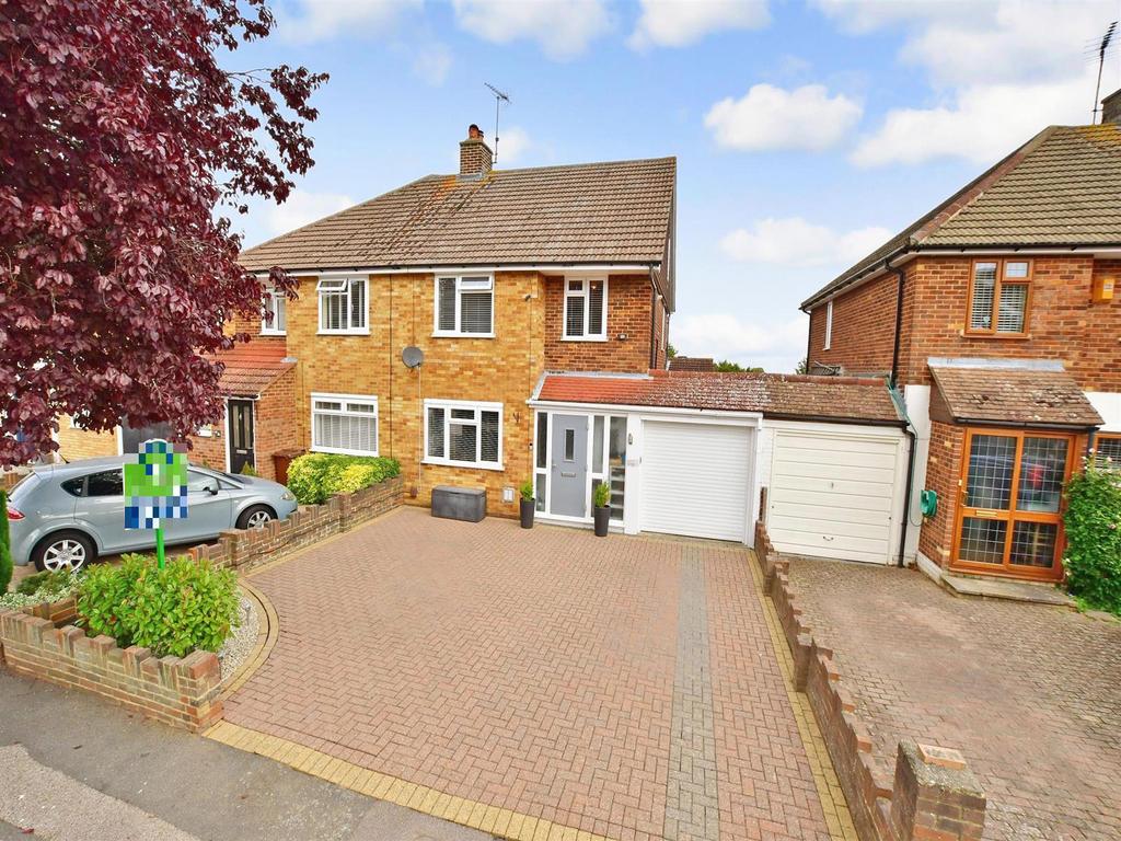 Taverners Road, Rainham, Gillingham, Kent 4 bed semidetached house for