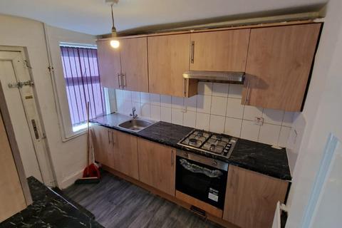 4 bedroom end of terrace house to rent, Broom Lane, Manchester