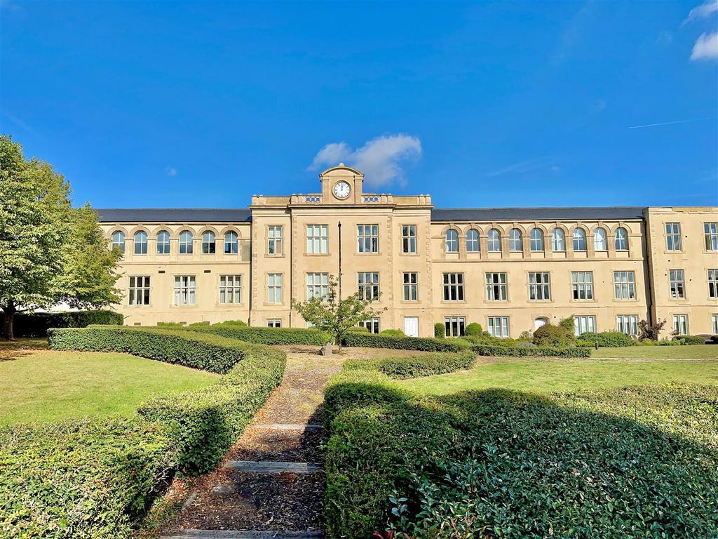 Royal Earlswood Park, Redhill 3 bed flat for sale £450,000