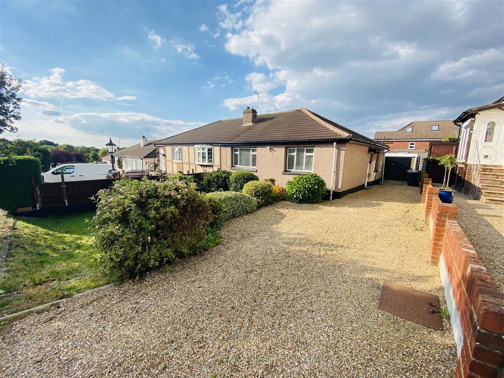 Chiltern Avenue, Bushey WD23 2 bed semidetached bungalow £599,950