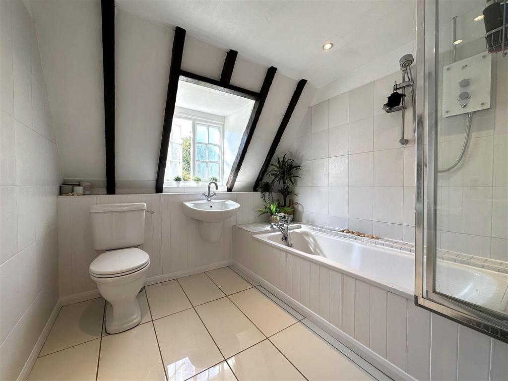 Family Bathroom 393