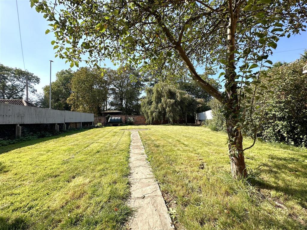 Well-Appointed Rear Garden 338