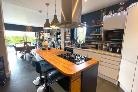 28 Brooks Road, Street, BA16 0PN