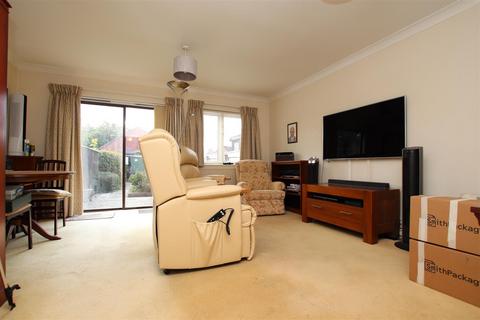 37 Chandlers Walk, Exeter, EX2 8BA