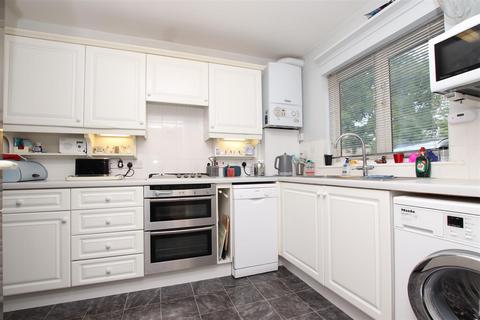 37 Chandlers Walk, Exeter, EX2 8BA