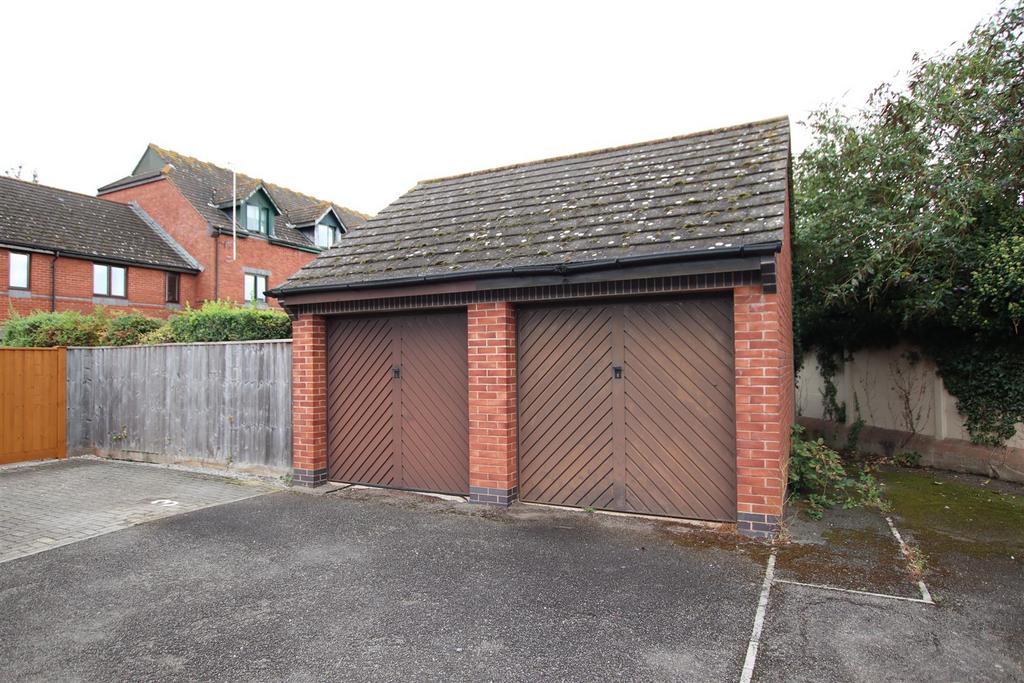 Garage (left hand side).JPG