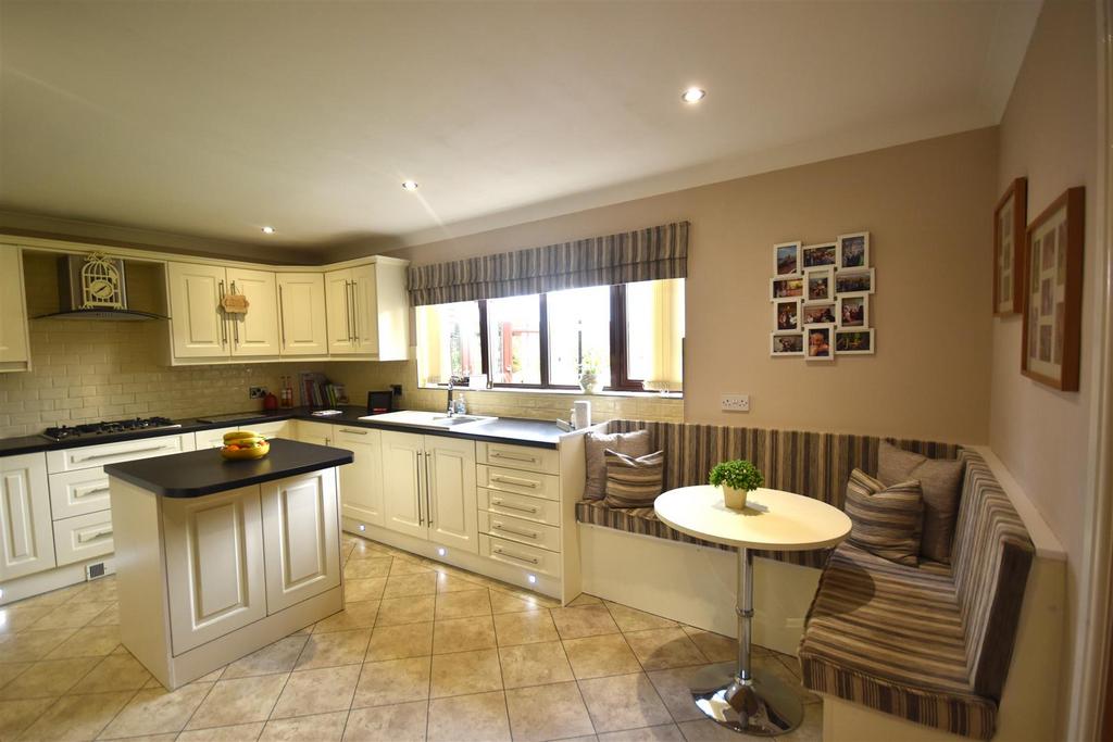 Percy Drive, Airmyn, Goole 4 bed detached house for sale £400,000
