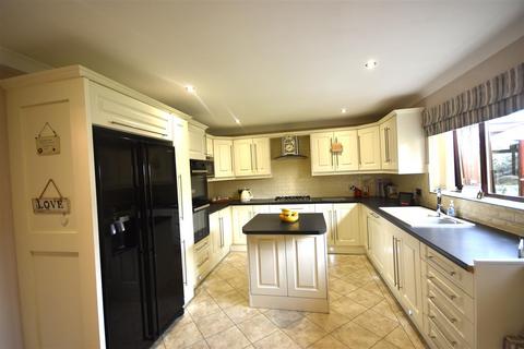 4 bedroom detached house for sale, Percy Drive, Airmyn, Goole