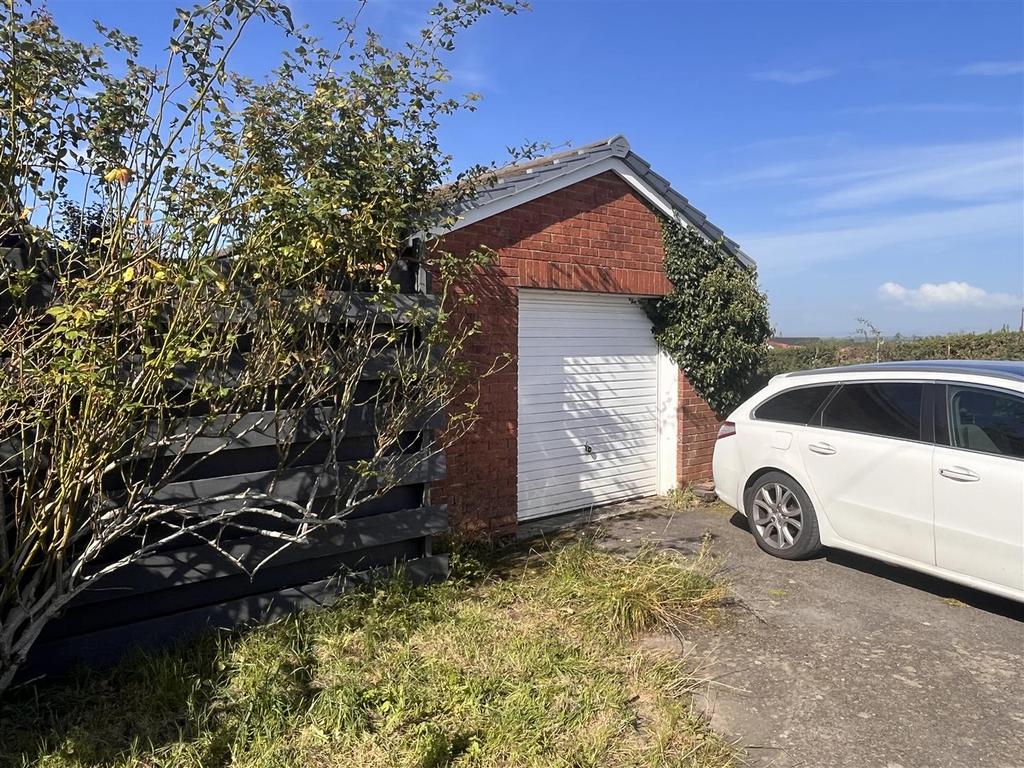 Detached garage/workshop