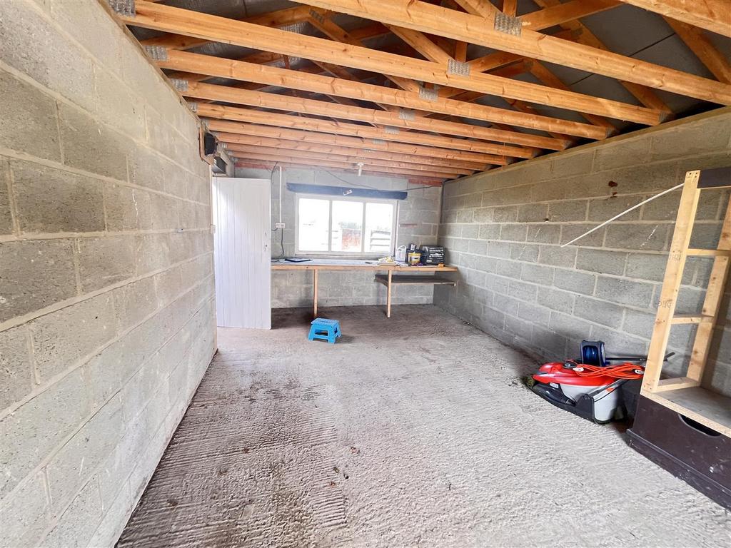 Detached garage / workshop