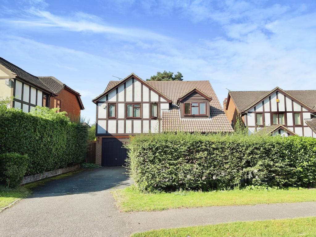 Denham Lane, Chalfont St Peter SL9 5 bed detached house £3,250 pcm (£