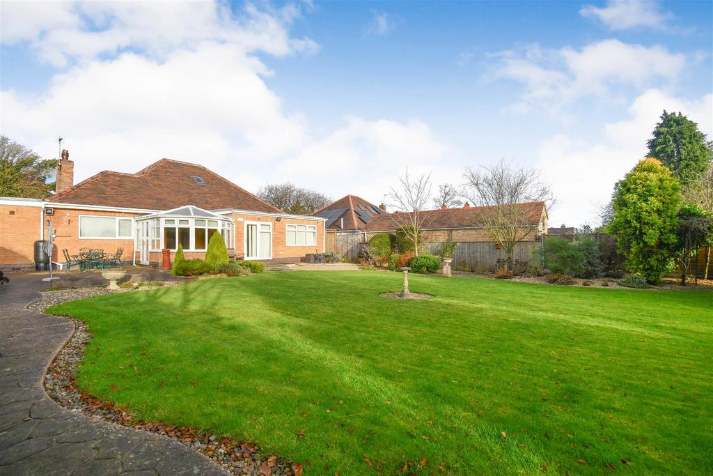 West Ella Road, Kirk Ella, Hull 3 bed detached bungalow for sale £450,000