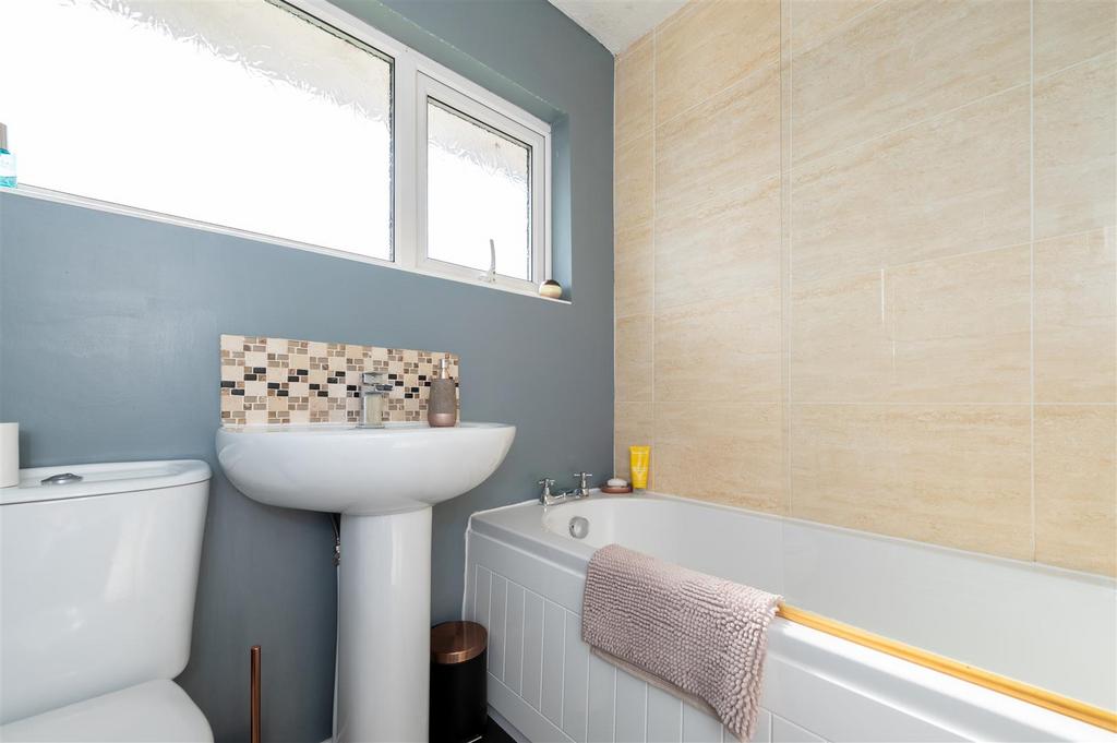 32 Coningsby Drive - internal-7.JPG