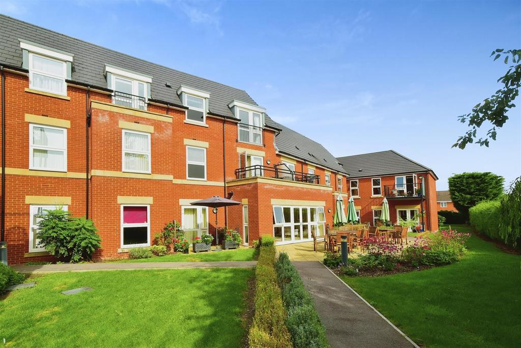 Meadowsweet Place, Spa Road, Melksham 2 bed apartment £175,000