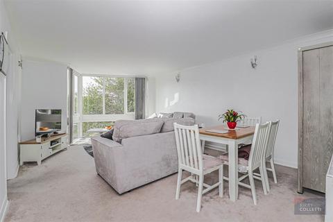 2, Eversley Lodge Park View, Hoddesdon, EN11 8PH