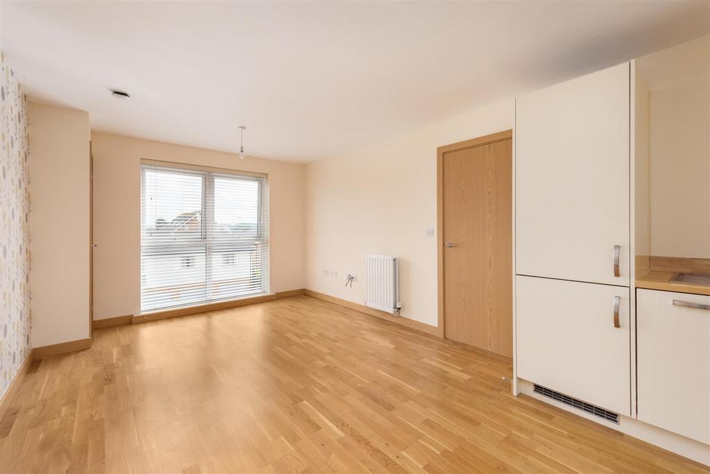 Olympia Way, Whitstable 2 bed flat to rent £1,050 pcm (£242 pw)