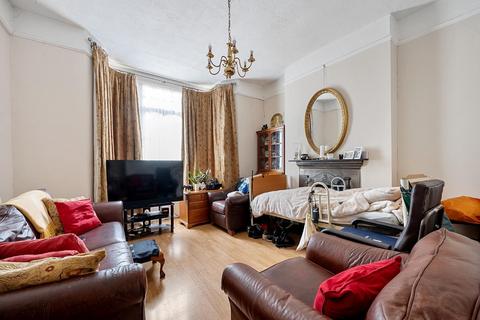 2 West Bank, London, N16 5DG