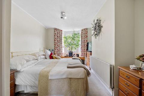 2 West Bank, London, N16 5DG